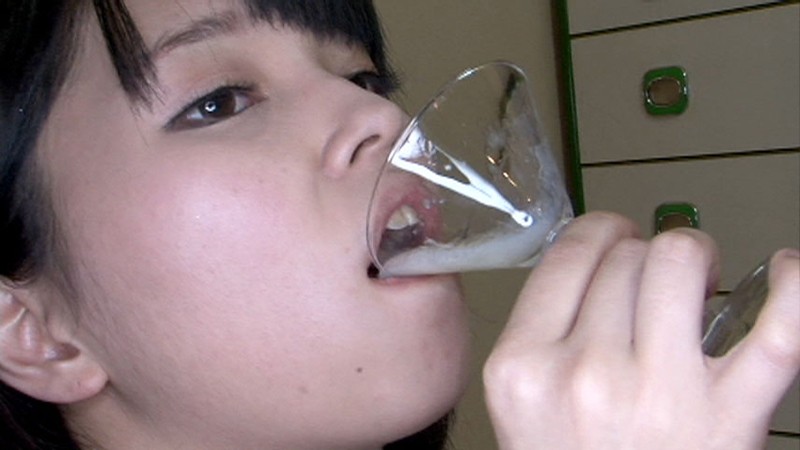 Азиатка ест сперму и делает маску из малофья