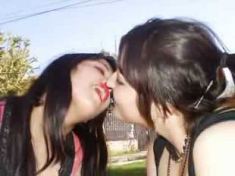 Сперма поцелуй девушек