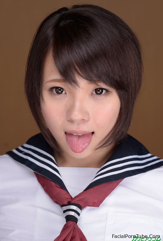 Симпатичную японскую школьницу Михане Юки трахают ее одноклассники