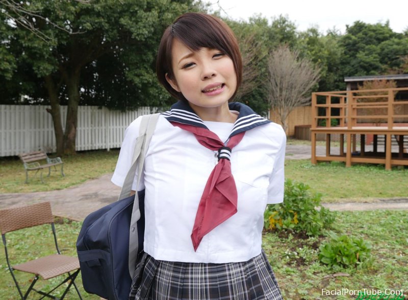 Симпатичную японскую школьницу Михане Юки трахают ее одноклассники