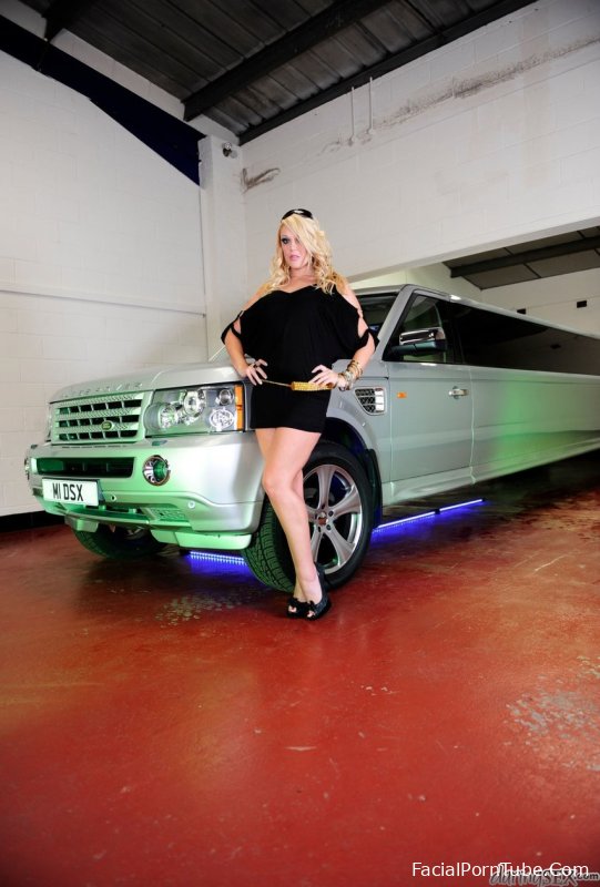 Большая толстая блондинка Шей Хендрикс демонстрирует свою огромную задницу возле лимузина и трахается с водителем