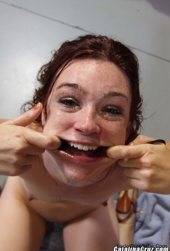 Молоденькая брюнетка Джоди Тейлор растягивает свои губы, получая грубый трах в лицо